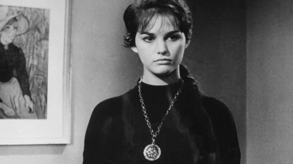 La actriz italiana Claudia Cardinale en una escena de película, Italia, década de 1960.