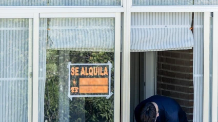 Un cartel que anuncia que se alquila una vivienda en Madrid