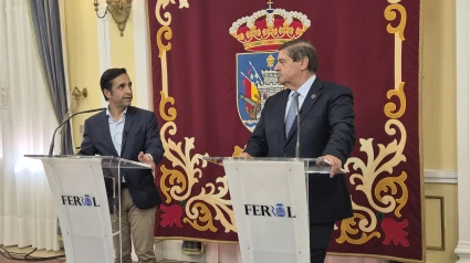 Rey Varela y Juliio Abalde en el salón de recepciones ante los medios de comunicación