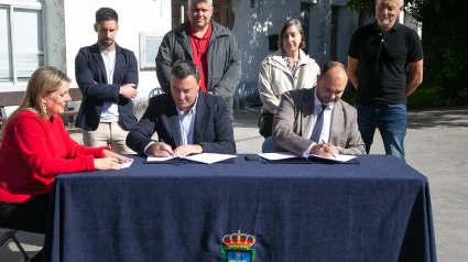 Presidente de la Diputación y alcalde durante la firma del convenio en Centroña