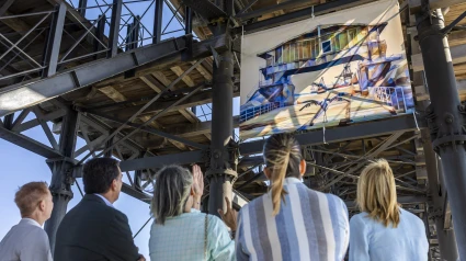 La corporación municipal, presidente del Puerto y la artista visitan la exposición