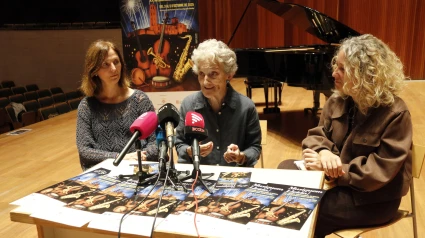 La presidenta de la Coral Shalom, Teresa Coca, la directora del Musiquem Lleida, Maria Carme Valls, i la regidora de Cultura de Lleida, Pilar Bosch, a la presentació del 20è Musiquem Lleida a l'Auditori Enric Granados