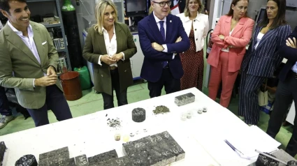 La alcaldesa de Granada, Marifrán Carazo, y el rector, Pedro Mercado, en el centro en la imagen