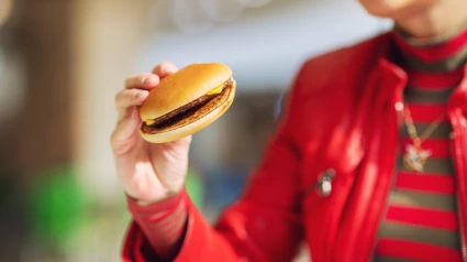 Mujer comiendo una hamburguesa