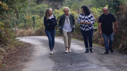 Martina Aneiros, a la izquierda, en su visita a obras realizas en Cariño