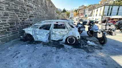 Coche calcinado en el muelle de Ribadeo