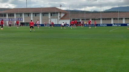 Osasuna prepara el partido contra el Elche en Tajonar: Moi Gómez y Juan Cruz con el grupo