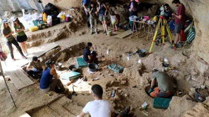 Equipo de investigadores en la excavación
