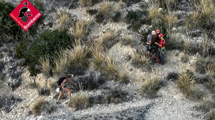 Los bomberos han tenido que utilizar el helicóptero para rescatar al senderista.