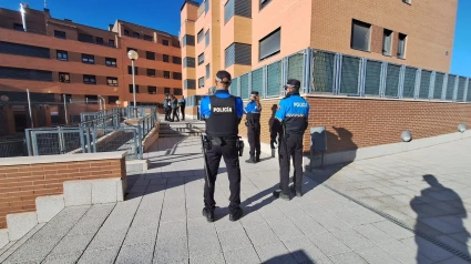 Agentes de la Policía Local de Arroyo y de la Guardia Civil custodian a los técnicos de la compañía del agua para regularizar 17 enganches ilegales
