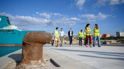 Alcaldesa y presidenta de la APA junto al cantil del muelle de Ribera I