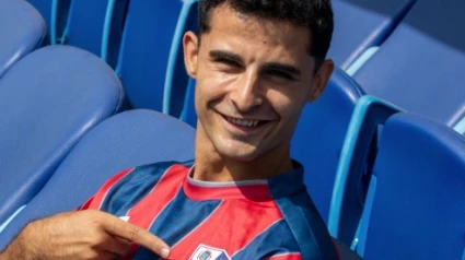Jesús Álvarez se señala el escudo del Huesca con orgullo