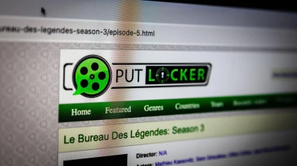 Imagen de un cartel con el logotipo de Putlocker en su página de inicio. Putlocker es un sitio web de índice de alojamiento de archivos utilizado para la transmisión de contenido multimedia de entretenimiento.
