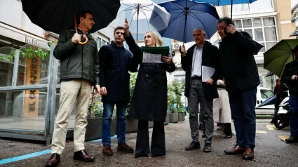 La alcaldesa de Granada, Marifrán Carazo, con los ediles de Presidencia, Jorge Saavedra, a su derecha, y de Urbanismo, Enrique Catalina, a la izquierda en la imagen