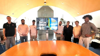 Alumnos y responsables de la empresa en el Campus Industrial de Ferrol