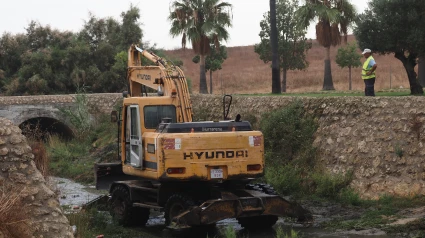 Maquinaria realizando trabajos en Palos de la Frontera