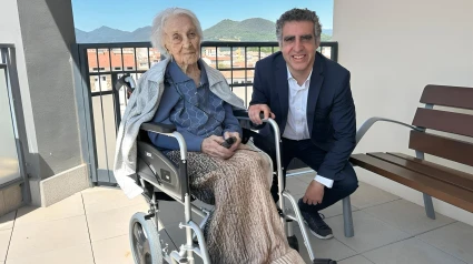 María Branyas con el doctor Manuel Esteller, jefe del grupo de Epigenética del Cáncer del Instituto Josep Carreras