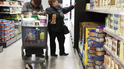 Dos ancianos compran en un supermercado