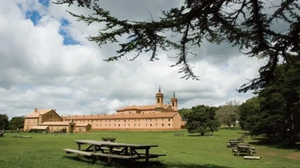 Monasterio Nuevo de San Juan de la Peña junto a la pradera de San Indalecio
