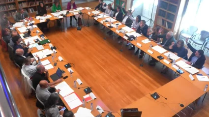 Momento del pleno en el que los concejales de PP y de PSOE votan en contra de la nueva ordenanza de la basura