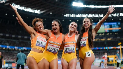 Cladera, segunda por la izquierda, con sus compañeras del 4x100 en Tokio