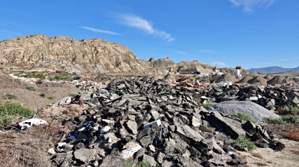 Escombros y restos de obras públicas en el paraje de Serrata, donde se encuentra el yacimiento paleontológico