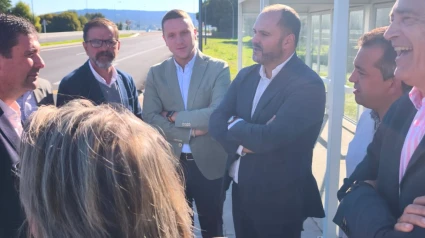 Responsables del PSOE en la parada de la avenida de As Pías en Caranza
