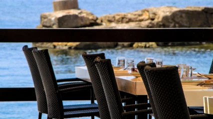 Imagen de recurso de un bar con terraza en la playa de Cabo de Palos, en Cartagena