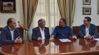 El Ayuntamiento y el Mérida firman un nuevo convenio