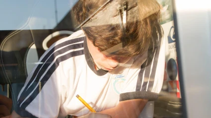 Imagen de recurso de un niño estudiando