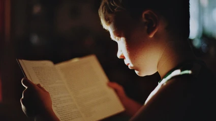 Un niño leyendo
