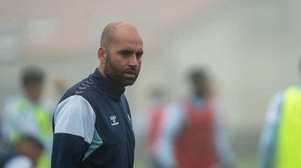 Giráldez atiende durante un entrenamiento del Celta