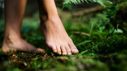 Caminar descalzo sobre la hierba ofrece beneficios como la reducción del estrés y la ansiedad