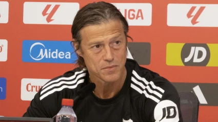 SEVILLA, 15/08/2025.- El nuevo entrenador del Sevilla, el argentino Matías Almeyda, ofrece una rueda de prensa después del entrenamiento del equipo este viernes con vistas al inicio de la Liga. EFE/David Arjona