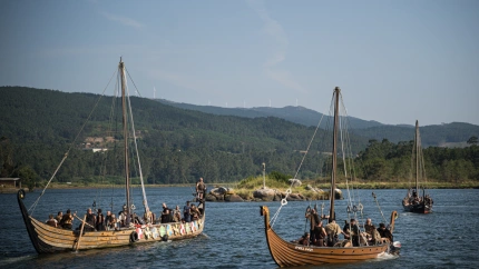 (Foto de ARCHIVO)Varias personas durante el Desembarco Vikingo de la LXV Romaría Vikinga en Catoira, a 3 de agosto de 2025, en Catoira, Pontevedra, Galicia (España). La fiesta del Desembarco Vikingo en Catoira, también conocida como la Romería Vikinga, es una de las celebraciones más singulares y reconocidas de Galicia, declarada de Interés Turístico Internacional. Su historia y significado nacen de la posición estratégica de Catoira en la desembocadura del río Ulla, en las inmediaciones de las Torres del Oeste, una fortaleza construida entre los siglos IX y XIII para defender el acceso al corazón de Galicia y, especialmente, a Santiago de Compostela, frente a los ataques de vikingos y piratas normandos y sarracenos.Elena Fernández / Europa Press03/8/2025
