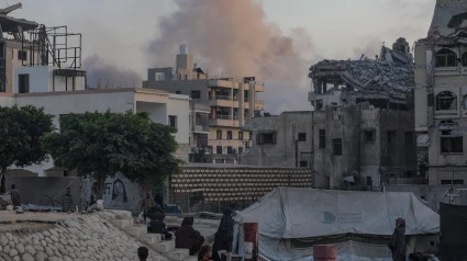 El humo se eleva tras un ataque aéreo israelí durante una operación militar israelí en el barrio de Tal Al Hawa en la ciudad de Gaza.