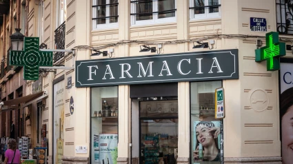 Se ve la entrada de una farmacia española en Valencia.