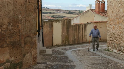 Un jubilado caminando por la Iglesia Colegial de San Pedro, Lerma