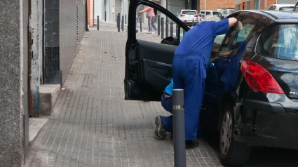Una persona sale de su coche aparcado en Viladecans