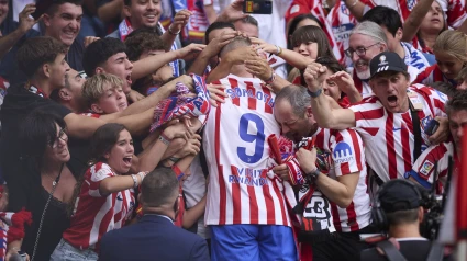 Alexander Sorloth celebra el gol con el público durante el Atlético-Real Madrid