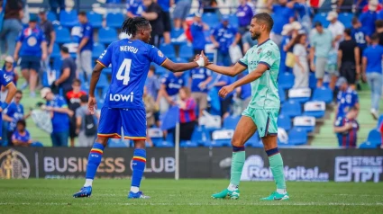 Neyou y Toljan se saludan al acabar el partido en el Coliseum