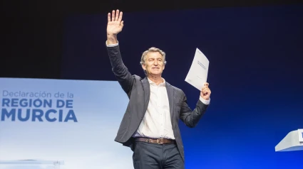 Feijóo con el documento elaborado por los barones populares conocido como la Declaración de Murcia