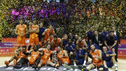 La plantilla del Valencia Basket celebra la Supercopa ante el Real Madrid