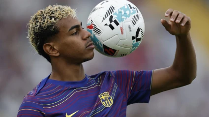 Lamine Yamal calentando en el Barcelona - Real Sociedad