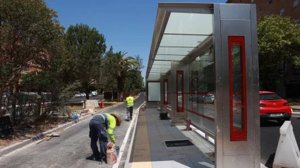 Trabajos en Sevilla Este para el trazado del Tranvibús por este barrio de la capital