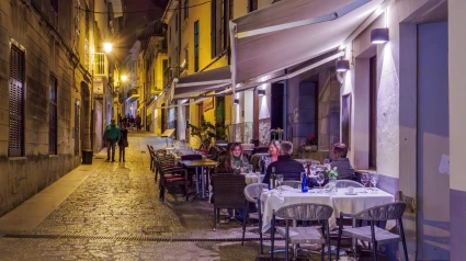 Fotografía recurso de restaurante con gente cenando