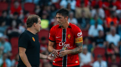 Jagoba Arrasate conversa con Raíllo en el partido ante el Alavés