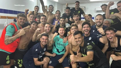 El Extremadura festeja su triunfo en Águilas