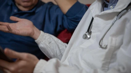 Primer plano del estetoscopio de un médico durante una visita a un paciente mayor