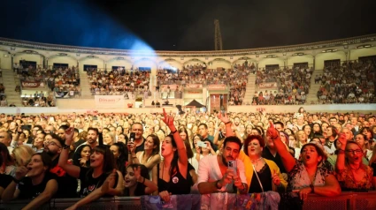 Miles de personas en uno de los conciertos de la feria en la plaza de toros de Lorca